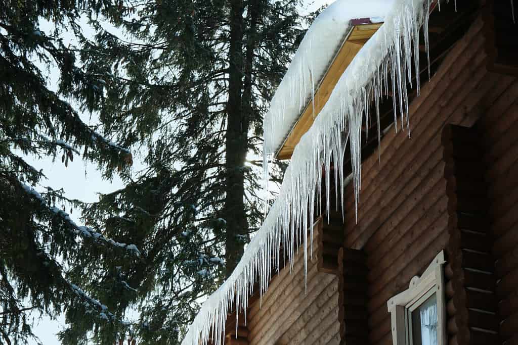 5 Safety Tips to Clean Your Gutters and Avoid Disaster