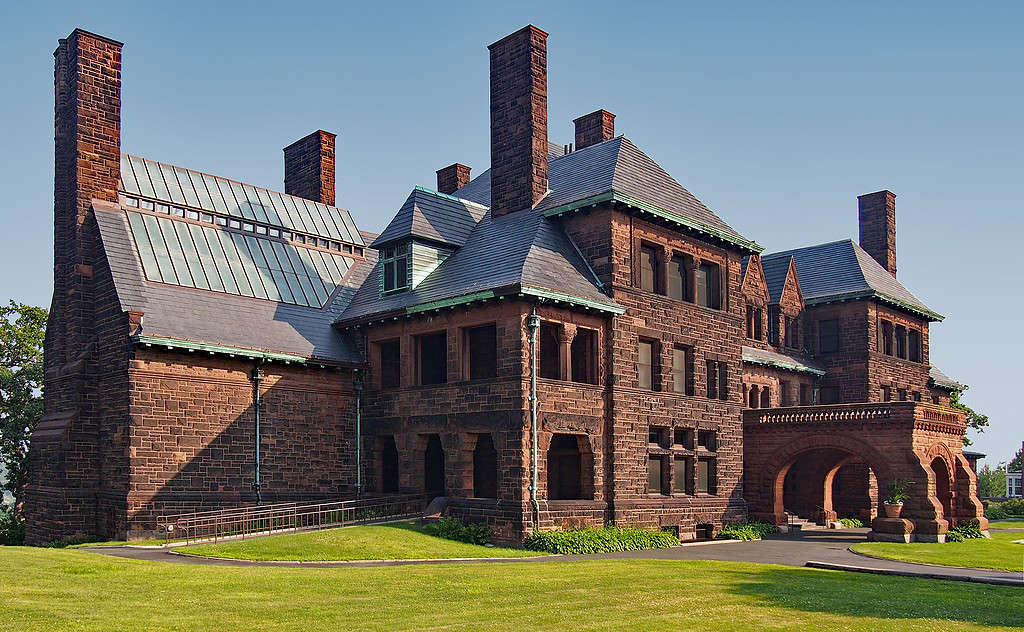 Discover the Largest House in Minnesota And Just How Big 44,552 Square Feet Really Is 