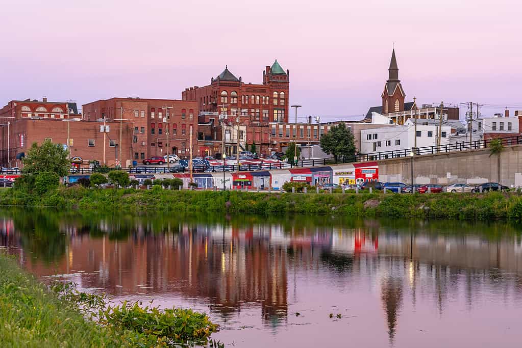 Discover the Largest Cities in New Hampshire (By Population, Total Area, and Economic Impact)