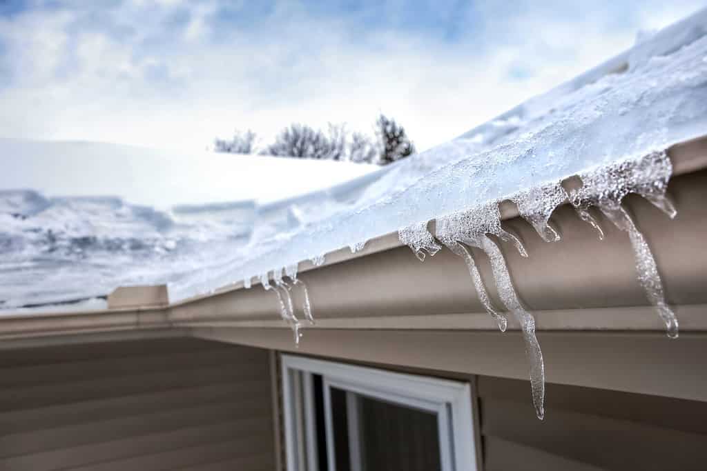 7 Reasons You Should Avoid Vinyl Gutters At All Costs