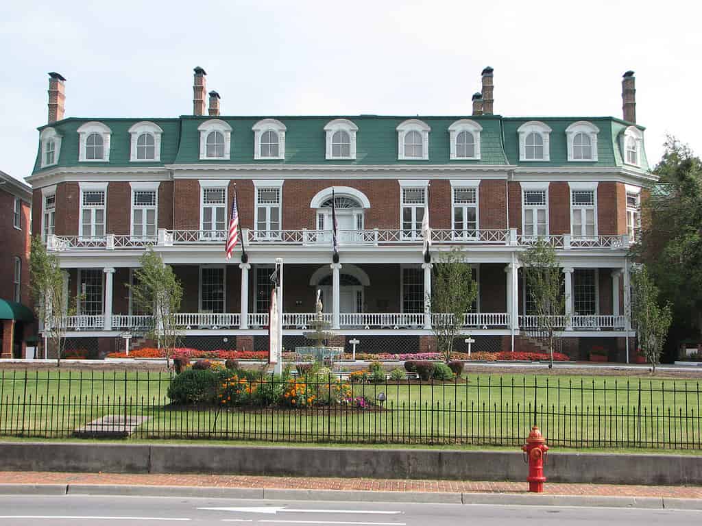 The 7 Most Haunted Places In Virginia