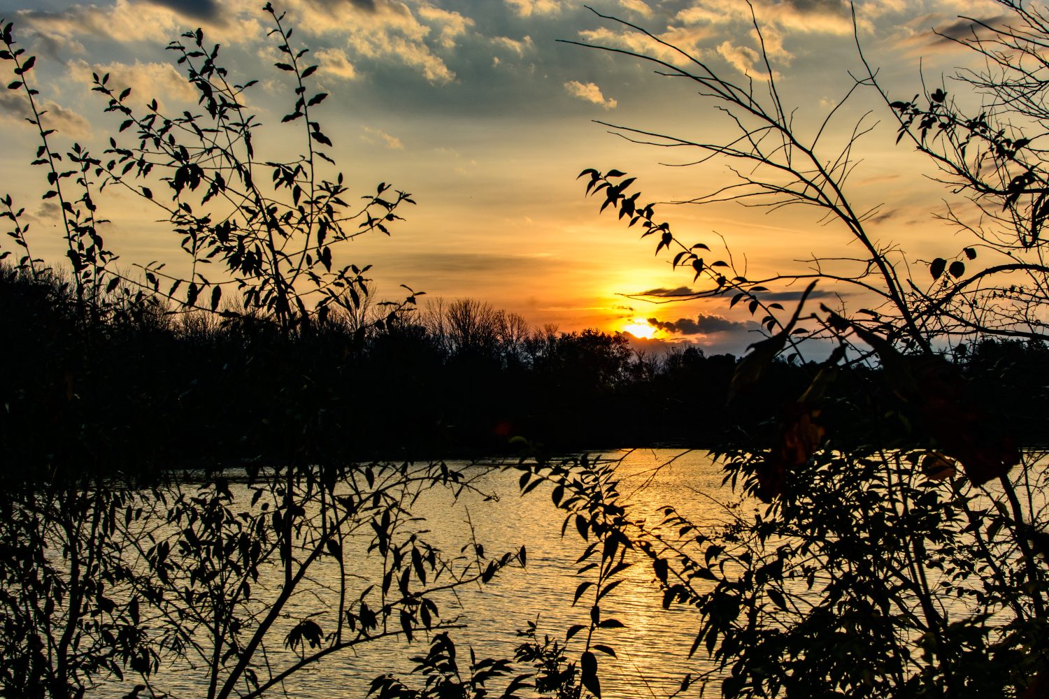 10 Lakes In Indiana That Completely Freeze Over in the Winter