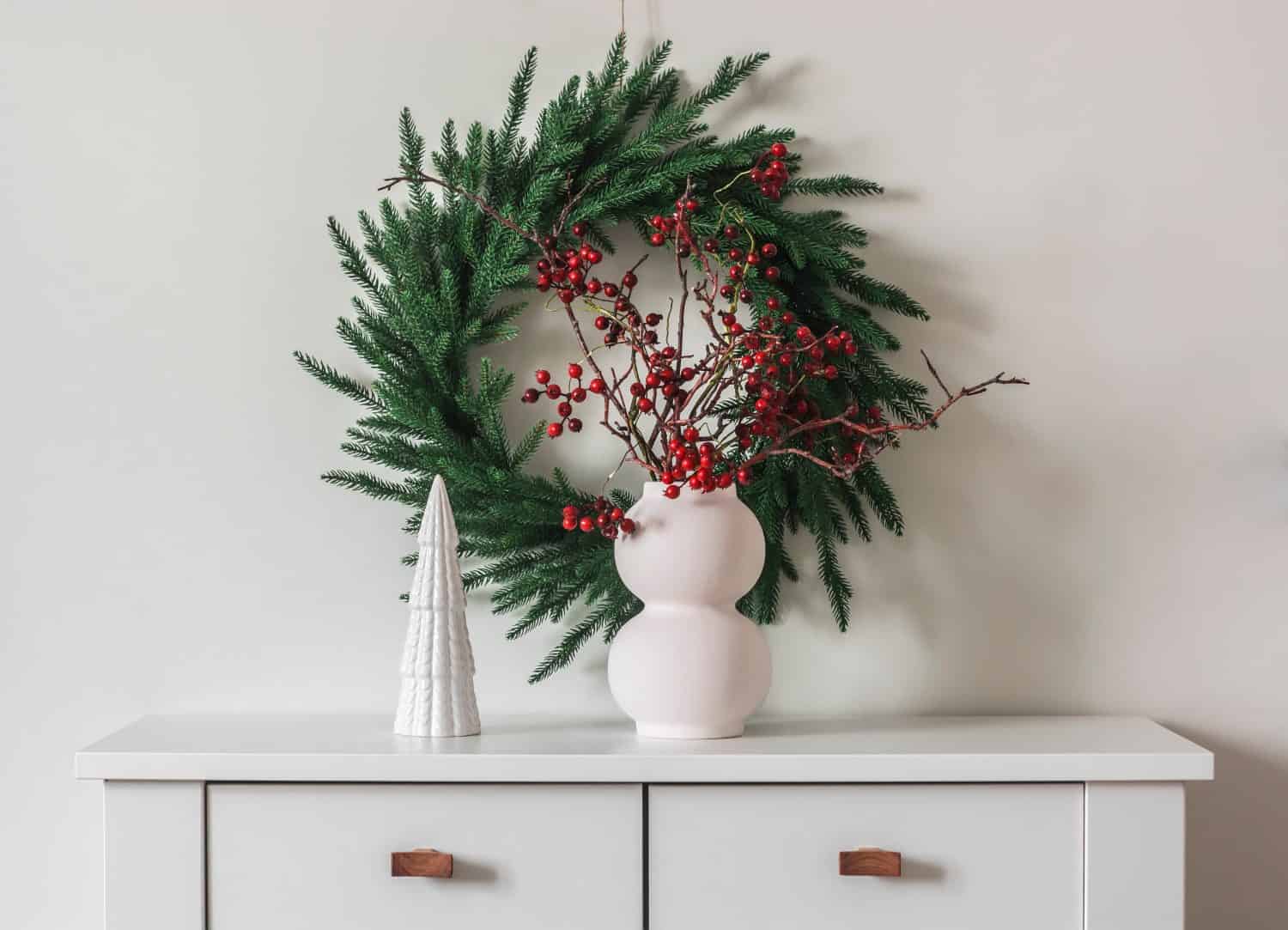 13 Plants You Can Use to Make a Stunning Winter Wreath