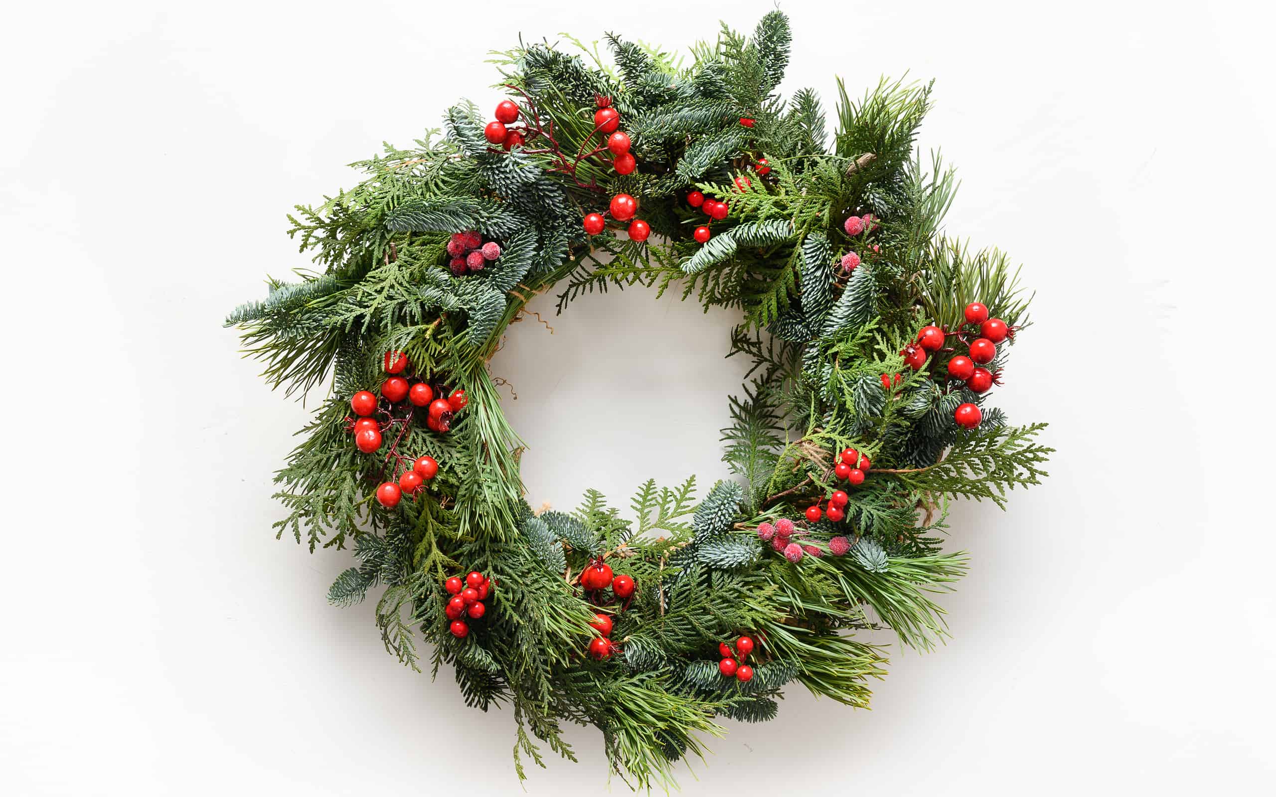 13 Plants You Can Use to Make a Stunning Winter Wreath