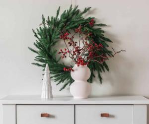 13 Plants You Can Use to Make a Stunning Winter Wreath