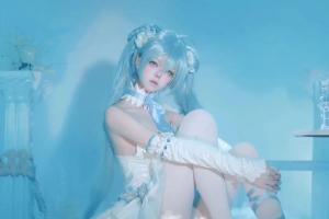 cosplay of Hatsune Miku, white silk butterfly flower sprite, she is just like an angel coming down to earth