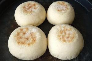 A glass of milk, a bowl of flour, without a drop of oil, let me teach you how to make milky aroma white cakes. It is better than bread.