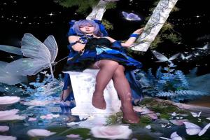 The COS of Keqing in the game Genshin Impact is too outstanding with rainbow skirts gracefully swaying around.
